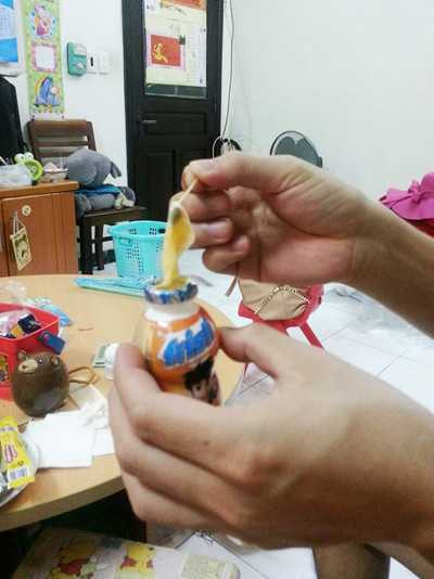 Váng màu vàng nhầy nhầy bên trong hộp sữa, trông giống con dấm