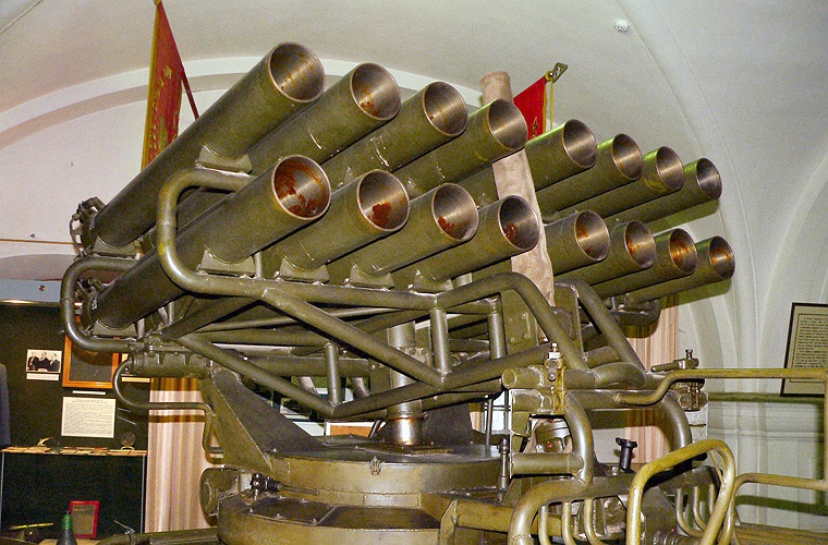 Cận cảnh giàn phóng 16 nòng cỡ 140mm của pháo phản lực BM-14. Ảnh minh họa nước ngoài