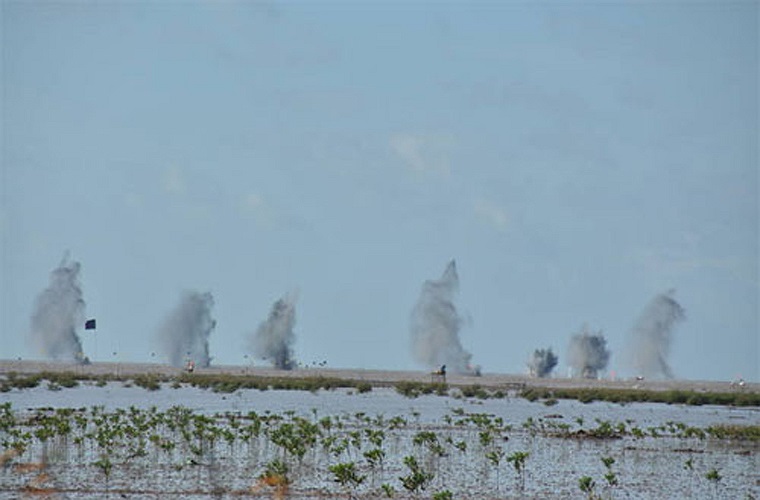 Trong ảnh là đạn pháo phản lực BM-14 oanh tạc mục tiêu cuộc diễn tập chống đổ bộ đường biển của Quân khu 9 năm 2012. Nguồn: Báo QĐND