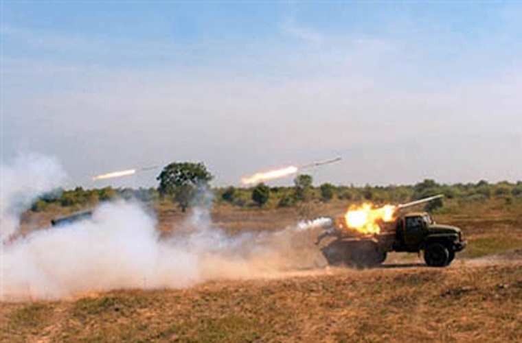 BM-21 Grad thiết kế với giàn phóng pháo 40 nòng cỡ 122mm. Việc nạp đạn được thực hiện bằng tay và mất khoảng 10 phút để lắp hết 40 ống, nhưng chỉ cần chừng 20 giây để bắn hết đạn. Trong ảnh là pháo phản lực BM-21 Grad trong cuộc diễn tập bắn đạn thật