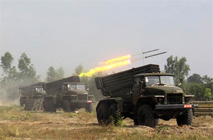 Đạn rocket của pháo BM-21 Grad đang khai hỏa tấn công mục tiêu trong cuộc diễn tập bắn đạn thật của Binh đoàn Cửu Long năm 2012. Nguồn: Báo QĐND