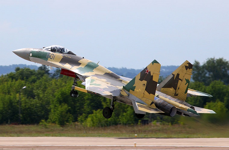 'Việt Nam cần phải mua thêm ít nhất là 24 chiếc Su, họ có thể sẽ chuyển từ việc mua Su-30MK2 sang Su-35', Ria Novosti dẫn lời Phó Giám đốc Phân tích Chiến lược và Công nghệ Nga Konstantin Makiyenko.
