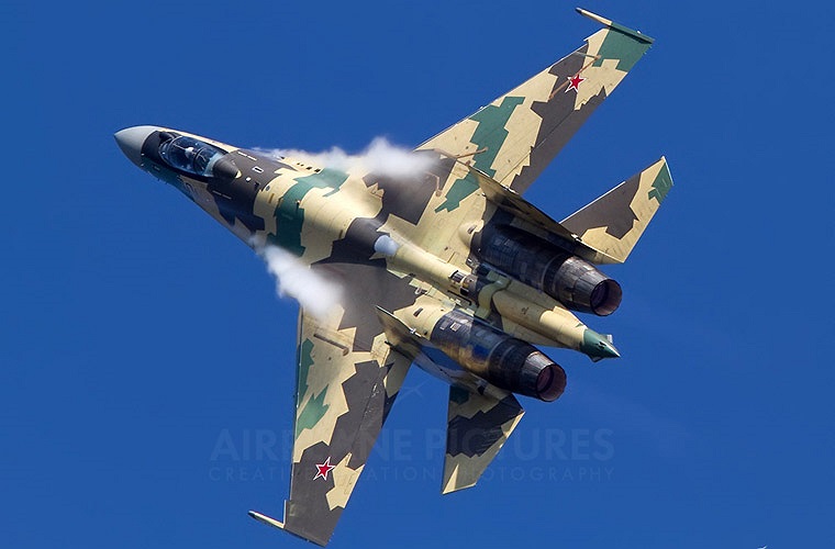 Tiêm kích Su-35 được đánh giá có khả năng cơ động cực cao, trang bị hệ thống điện tử hàng không tiên tiến, vũ khí đa năng. Theo một số đánh giá, Su-35 chiếm ưu thế hơn so với tiêm kích thế hệ 4,4++ tiên tiến trên thế giới. 