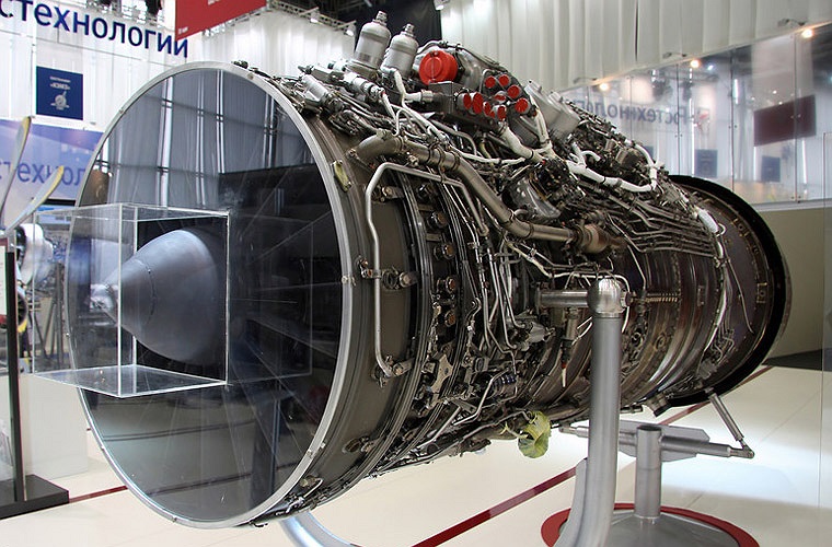 Su-35 được trang bị 2 động cơ tuốc bin phản lực cánh quạt đẩy 117S (trong ảnh) có hệ thống thay đổi véc tơ lực đẩy đa chiều không đối xứng. Công nghệ tiên tiến này giúp Su-35 có khả năng 'siêu cơ động' cả khi bay tốc độ thấp lẫn tốc độ cao. 