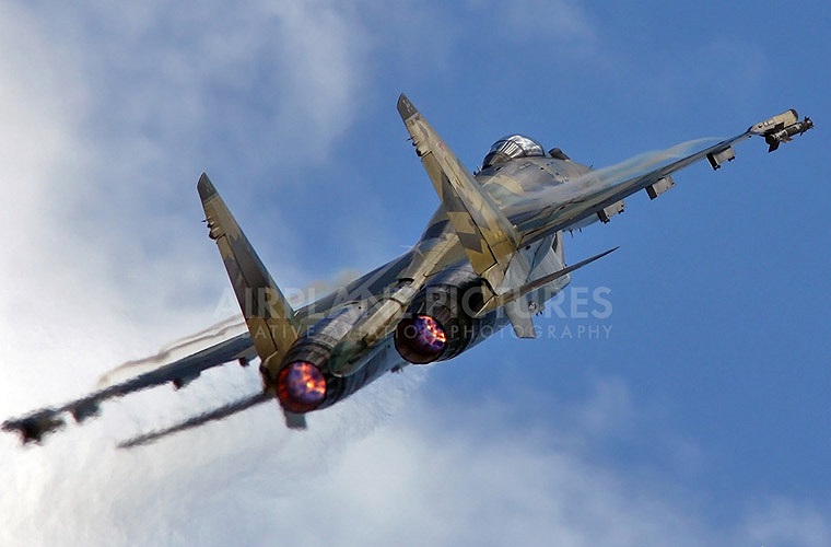 Với 2 động cơ 117S, Su-35 đạt tốc độ tối đa 2.390km/h, tầm bay 3.600km, trần bay 18.000m. Động cơ này còn giúp phi công điều khiển máy bay ở mọi mặt phẳng, thao tác cơ động cực kỳ linh hoạt, phi công dễ 'cắt đuôi' đối phương đang đeo bám.