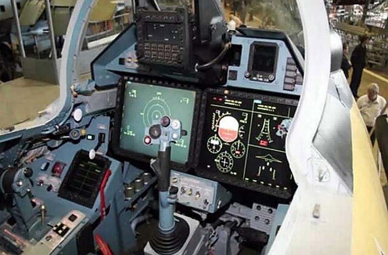 Tiêm kích Su-35 được trang bị hệ thống lái fly-by-wire tiên tiến, phi công trang bị ghế phóng khẩn cấp Zvesda K-36D 3.5E. Buồng lái lắp 2 màn hình tinh thể lỏng độ phân giải cao 230x305mm MFI-35 với bảng điều khiển đa năng và màn hình HUD cỡ rộng.
