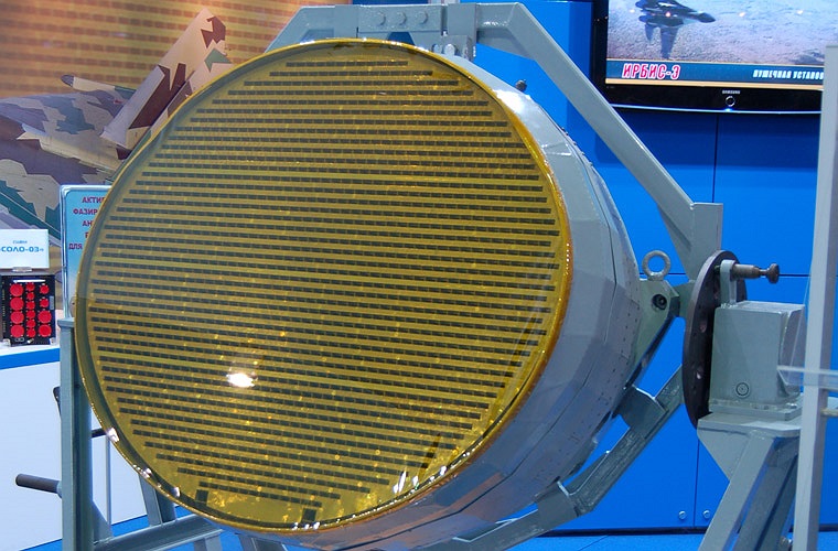 Su-35 được trang bị hệ thống radar quét mạng pha điện tử cực mạnh Irbis-E có khả năng phát hiện, theo dõi đồng thời 30 mục tiêu trên không ở cự ly tối đa 400km, cung cấp kênh điều khiển dẫn tên lửa hạ 8 mục tiêu cùng lúc. 