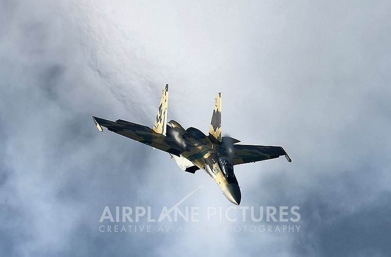 Su-35 có tính năng tiên tiến, vượt trội hơn so với nhiều máy bay của phương Tây nhưng có giá khá rẻ, khoảng 65 triệu USD. Mức giá này rẻ hơn rất nhiều so với máy bay thế hệ 4 Rafale của Pháp (giá 90-100 triệu USD), Typhoon châu Âu (giá 120 triệu USD)