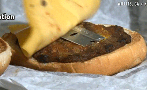 Lưỡi dao lam trong bánh Hamburger