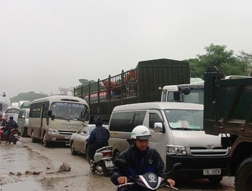 Quốc lộ 1A ùn tắc nghiêm trọng nhiều giờ