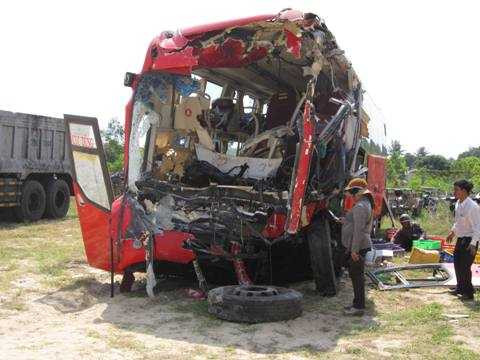 Xe khách trong vụ tai nạn thảm khốc. 
