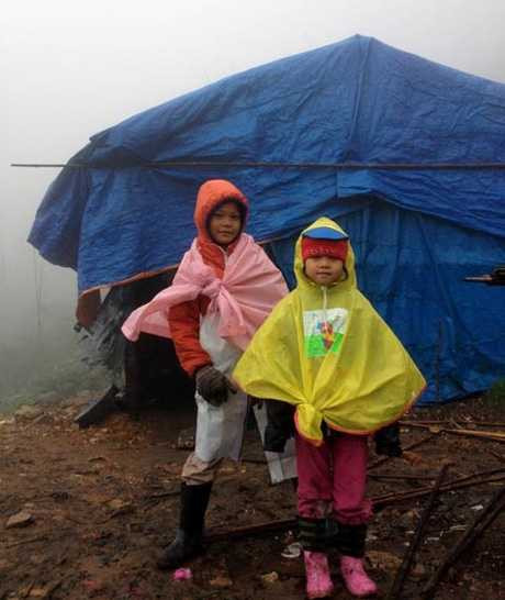 Khánh và Linh – hai con của anh Cường luôn hào hứng với những chuyến đi phượt cùng bố.