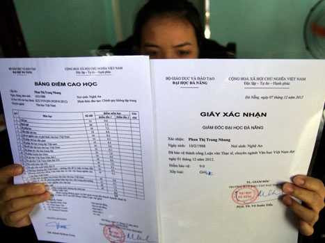 Nhung tốt nghiệp thạc sĩ ngành Văn học Việt Nam (Đại học Đà Nẵng) với số điểm 9.0. Ảnh: Nguyễn Đông