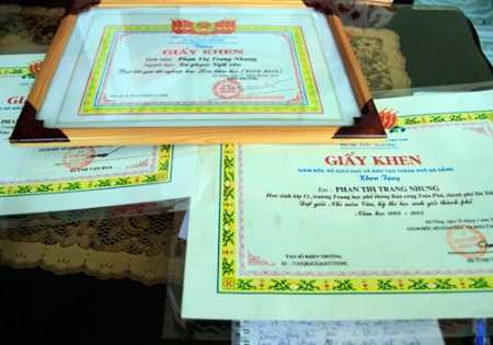 Những tấm bằng khen thành tích đạt giải cao trong các kỳ thi Văn cấp thành phố Đà Nẵng không giúp cho thạc sỹ Phan Thị Trang Nhung dễ dàng tìm được việc làm. Ảnh: Nguyễn Đông