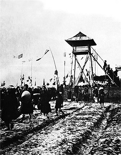 Các thí sinh đi vào trường thi Nam Định trong Kỳ thi 1897. Dưới triều Nguyễn, cứ 3 năm triều đình lại mở khóa thi Hương ở các tỉnh lớn dành cho mọi đối tượng, người thi đỗ được gọi là Cử nhân, năm sau sẽ lên kinh đô để thi Hội và thi Ðình. 