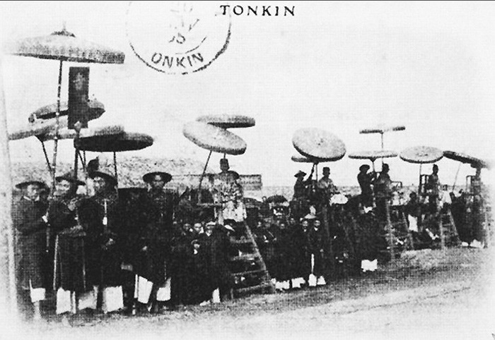 Người đậu khóa thi Hội được gọi là Thám hoa, đậu khóa thi Ðình được gọi là Tiến sĩ. Trong ảnh là hội đồng giám khảo gồm các quan chủ khảo tề tựu tại trường thi. 