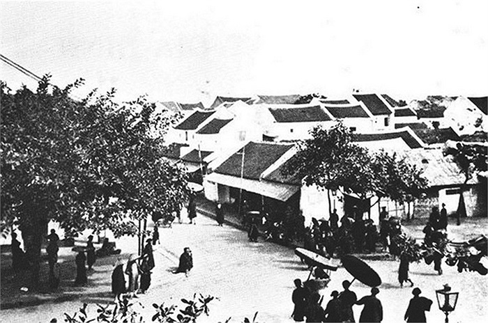 Các tân khoa được rước đi dạo phố cho mọi người xem mặt. Trong số họ sau này sẽ có những người đỗ đạt cao hơn và được làm quan, làm rạng danh cả dòng họ và quê hương.