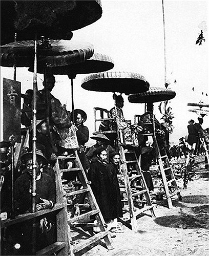 Khi cuộc thi bắt đầu, các quan chủ khảo sẽ ngồi trên một chiếc ghế cao được che lọng để giám sát các sĩ tử làm bài.