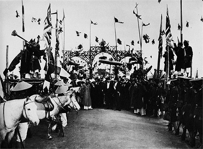 Ngày có kết quả, người có nhiệm vụ xướng danh các sĩ tử đỗ đạt sẽ cầm một chiếc loa, đứng trên cao và đọc to họ tên, quê quán của từng người.