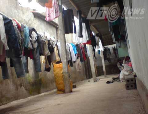Phòng trọ dành cho hàng chục người nên quần áo được giăng đầy sân