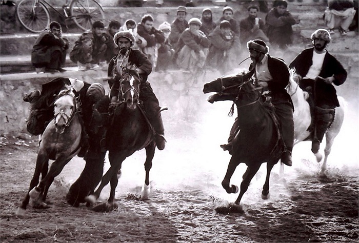 Tuy nhiên, ông Mirwais Utikhil, Phó chủ tịch Liên đoàn Buzkashi Afghanistan lại cho rằng, chẳng thấy có gì là sai trái khi quất roi vào mông ngựa bắt nó chạy...