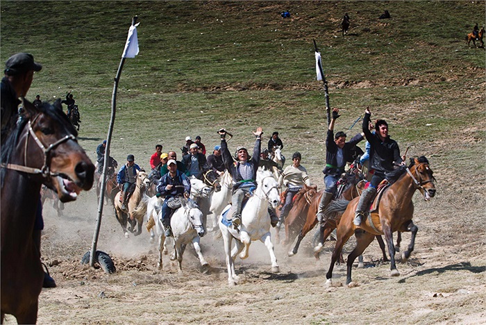 Sau khi quân đội Mỹ thay thế Taliban vào năm 2001, chính quyền mới của Afghanistan tuyên bố Buzkashi là môn thể thao truyền thống quốc gia, đồng thời công khai tổ chức các trận đấu.