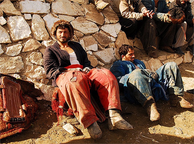 Jahaan Geer, nhà vô địch buzkashi 33 tuổi, chia sẻ: 'Nhờ luyện buzkashi trên lưng ngựa mà bây giờ tôi lái Lexus thành thạo'. Geer từng chơi cho Abdul Rashid Dostum, một trong những tư lệnh tàn bạo nhất trong thời kỳ nội chiến những năm 1990.