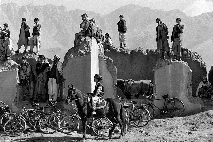 Jabar, 65 tuổi, làm công việc quét dọn đã hơn 20 năm tại khán đài Mazar-e-Sharif, một trong những sân chơi Buzkashi nổi tiếng, cay đắng nói: 'Cách đây 20 năm, người ta chơi vì niềm đam mê. Còn bây giờ họ chơi chỉ để kiếm. Buzkashi trở thành công cụ l