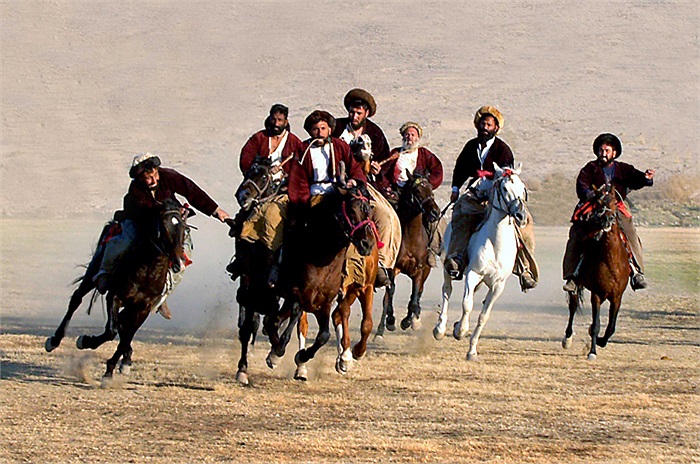 Whitney Azoy, tác giả quyển Buzkashi: Game and Power in Afghanistan (Buzkashi: Trò chơi và sức mạnh của Afghanistan), từng viết...