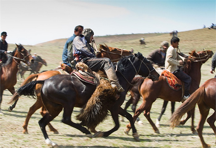 Đó cũng chính là lý do buzkashi tồn tại và phát triển, dù cho Afghanistan vẫn chìm ngập trong khói lửa chiến tranh. 