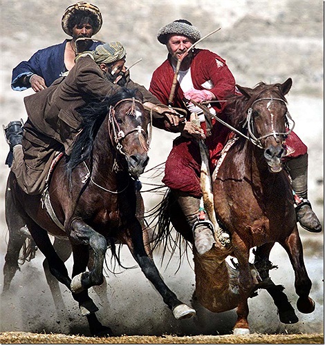 Người chơi cưỡi ngựa vượt qua các đối thủ để giành lấy xác con dê đã bị chặt đầu