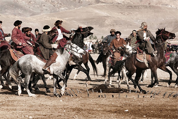 Sau đó tìm cách ném cái xác ấy vào 'vòng công lý' - một vòng tròn được vẽ trên đất xoay quanh một cái trục gỗ, như khung thành trong môn bóng đá