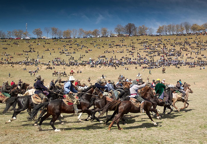 Một trận buzkashi thường có khoảng 80 thành viên tham gia, kéo dài 4 tiếng. Vì đông, nên việc va chạm trong thi đấu là điều khó tránh khỏi