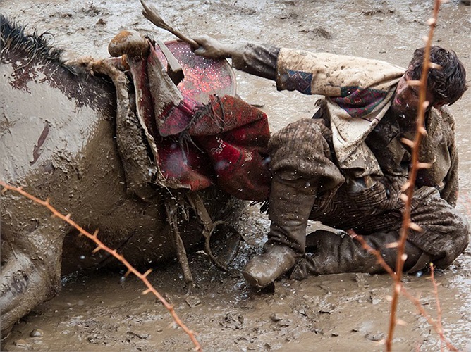 Chấn thương, đổ máu là điều thường thấy trong mỗi trận Buzkashi. Vì thế, nó được xếp vào một trong những trò chơi nguy hiểm nhất thế giới