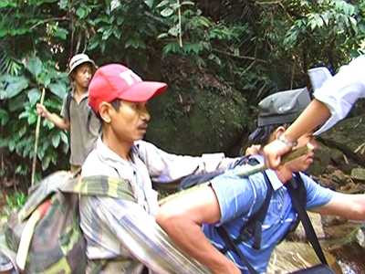 Tận thấy nhà trên cây, bẫy thú của 'người rừng'