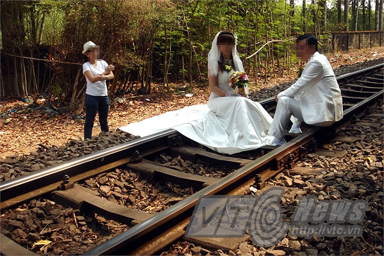 Hình ảnh được PV VTC News ghi lại tại đoạn đường sắt huyện Quảng Biên, Đồng Nai: Ngồi trên đường ray xe lửa chụp hình mà lòng hồi hộp, lo lắng, tâm trạng bất an
