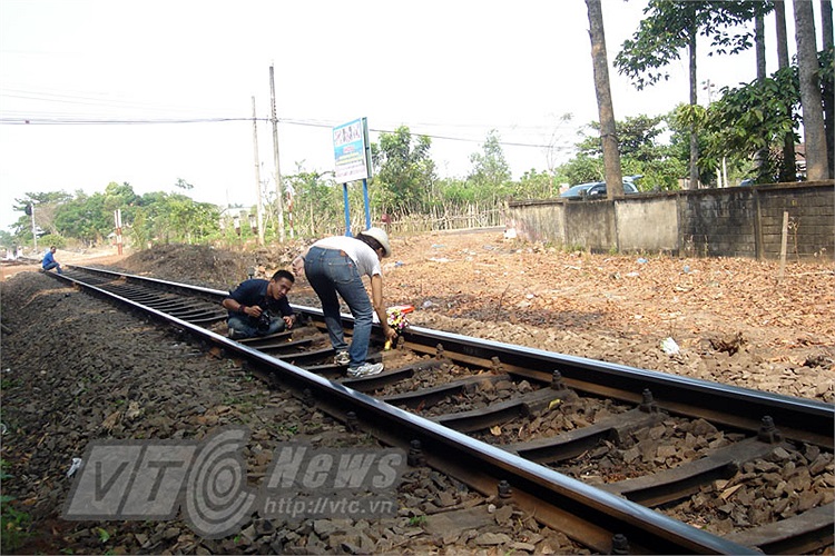 Sau khi tàu chạy qua đội ngũ chụp hình, trang điểm sắp xếp lại 'địa bàn'