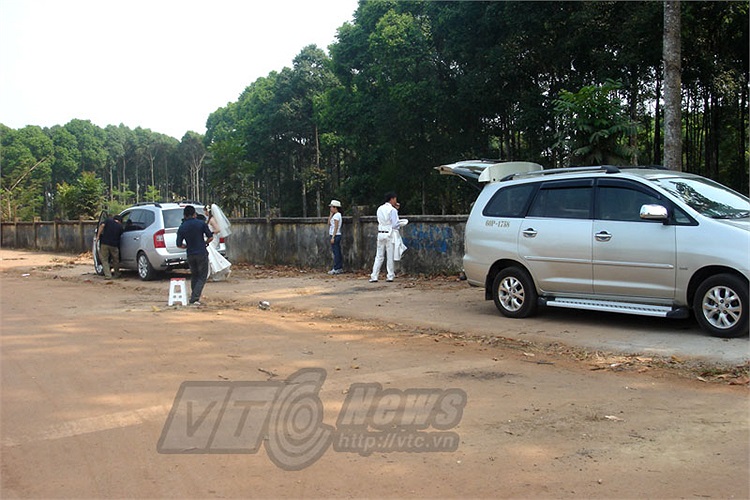 Đội hình cô dâu, chú rể, chụp hình, trang điểm chuẩn bị vào 'trận chiến'