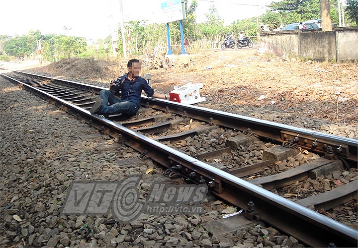 Liều lĩnh nằm trên đường ray
