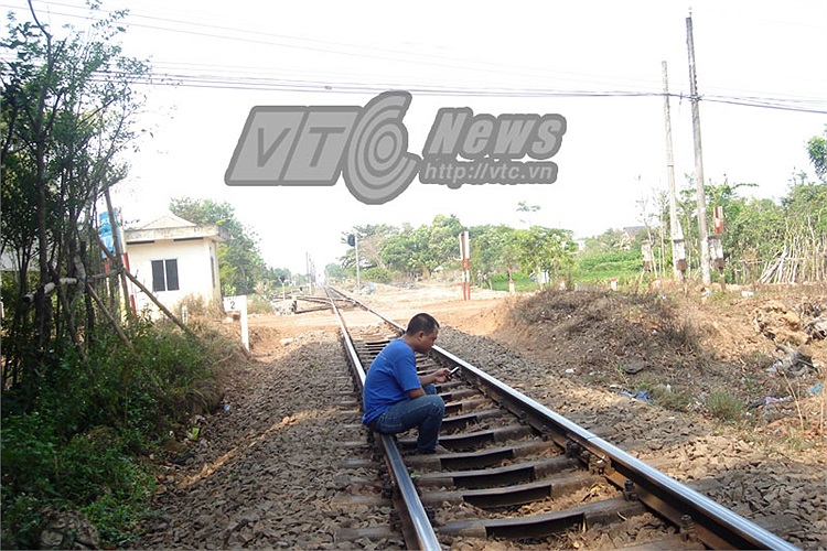 Ngồi nhắn tin điện thoại. ảnh:Phan Cường 