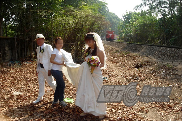 Bất ngờ tàu hỏa ầm ầm chạy đến, cả nhóm người hốt hoảng lao nhanh vào lề