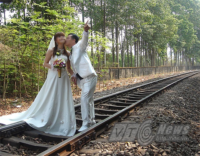 Hôn nhau đắm đuối trên cung đường 'tử thần'