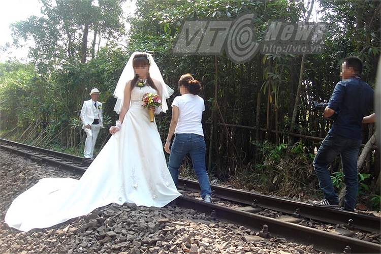 Cung đường này khuất do cây cối che chắn nên khi tàu hỏa chạy đến khó biết được mặc dù có báo còi