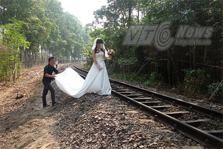 Trải áo cưới dài lên đường ray