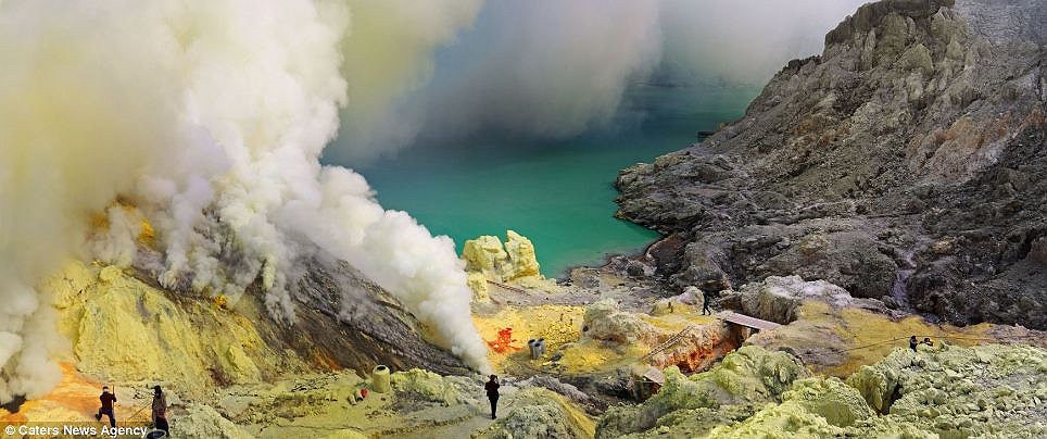 Hồ axit ở Kawah lớn nhất thế giới, độ pH cao khiến mặt nước có màu xanh lam