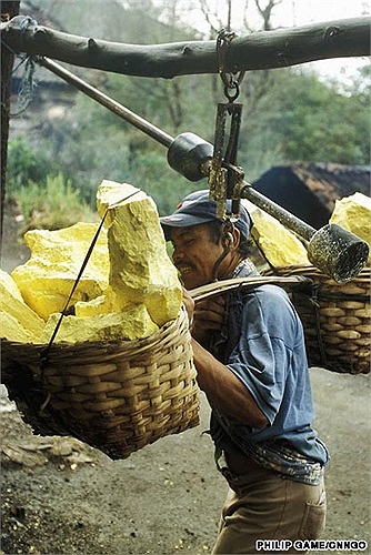 Bên cạnh những giỏ lưu huỳnh, cư dân vùng Kawah còn kiếm thêm từ những sản vật địa phương bán cho du khách, đặc biệt là thuốc lá đinh hương. 