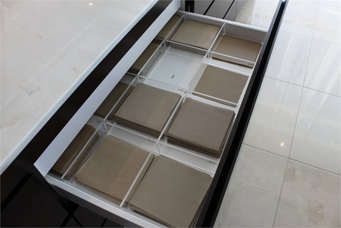 Đầu tiên, khách hàng lựa chọn kiểu thiết kế. Công đoạn thiết kế mất 2-4 tháng.Hãng có các mẫu da để khách lựa chọn. Nhiều người muốn màu máy bay riêng cũng đồng màu với du thuyền