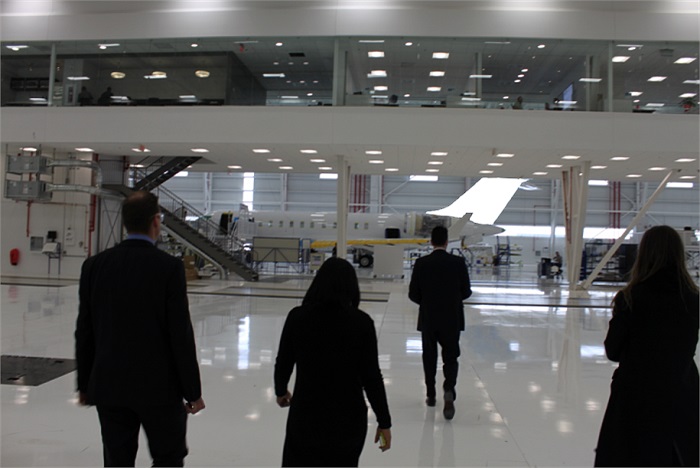 Bức ảnh chụp máy bay chuẩn bị xuất xưởng với tên cá nhân ở đuôi. Tuy nhiên, để đảm bảo sự riêng tư, phóng viên trang BusinessInsider đã làm mờ đuôi.