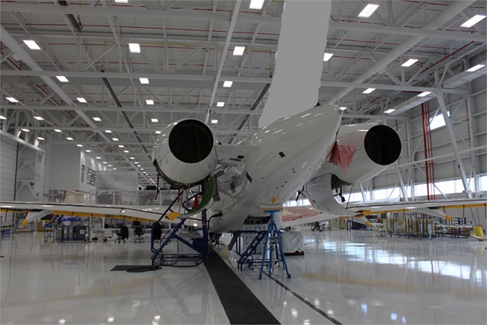 Các nội thất được lắp vào máy bay phản lực cá nhân, bắt đầu từ khu vực phía sau 