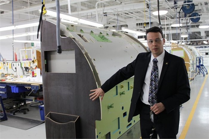 Phó chủ tịch Bombadier David Murray giới thiệu cho phóng viên các khu vực sản xuất.